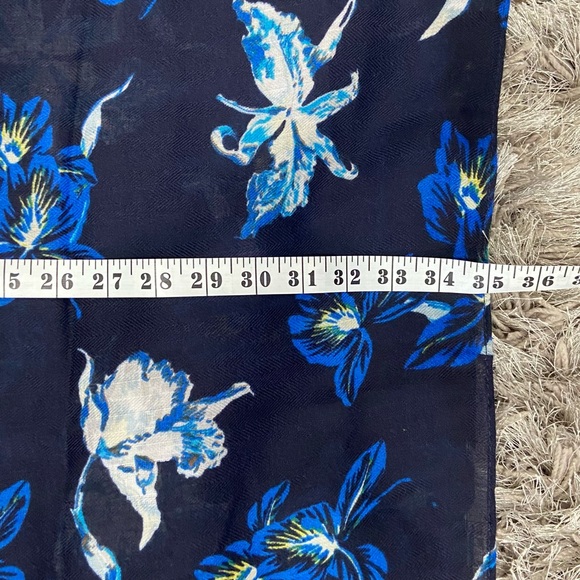 Banana Republic women blue/ white floral tropical 72”X 36”wrap scarf. Pre owned. - Picture 7 of 9